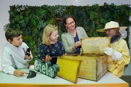 Read more about the article Salzburg Pupils Set Up High-Tech Hives